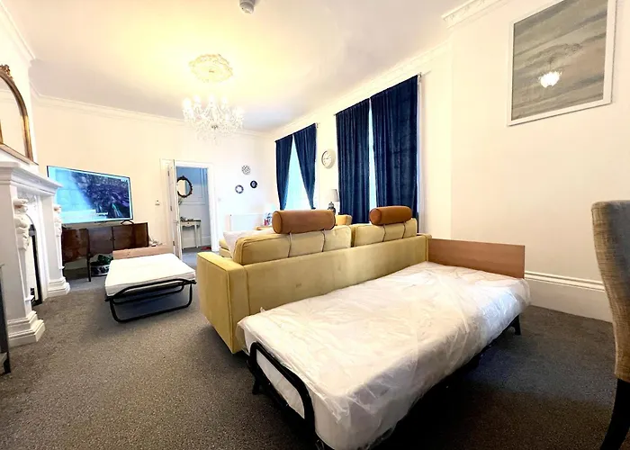 Flat 3 Marine Parade House, 1 East Cliff - Next To Dover Port, White Cliffs, Beach, Castle