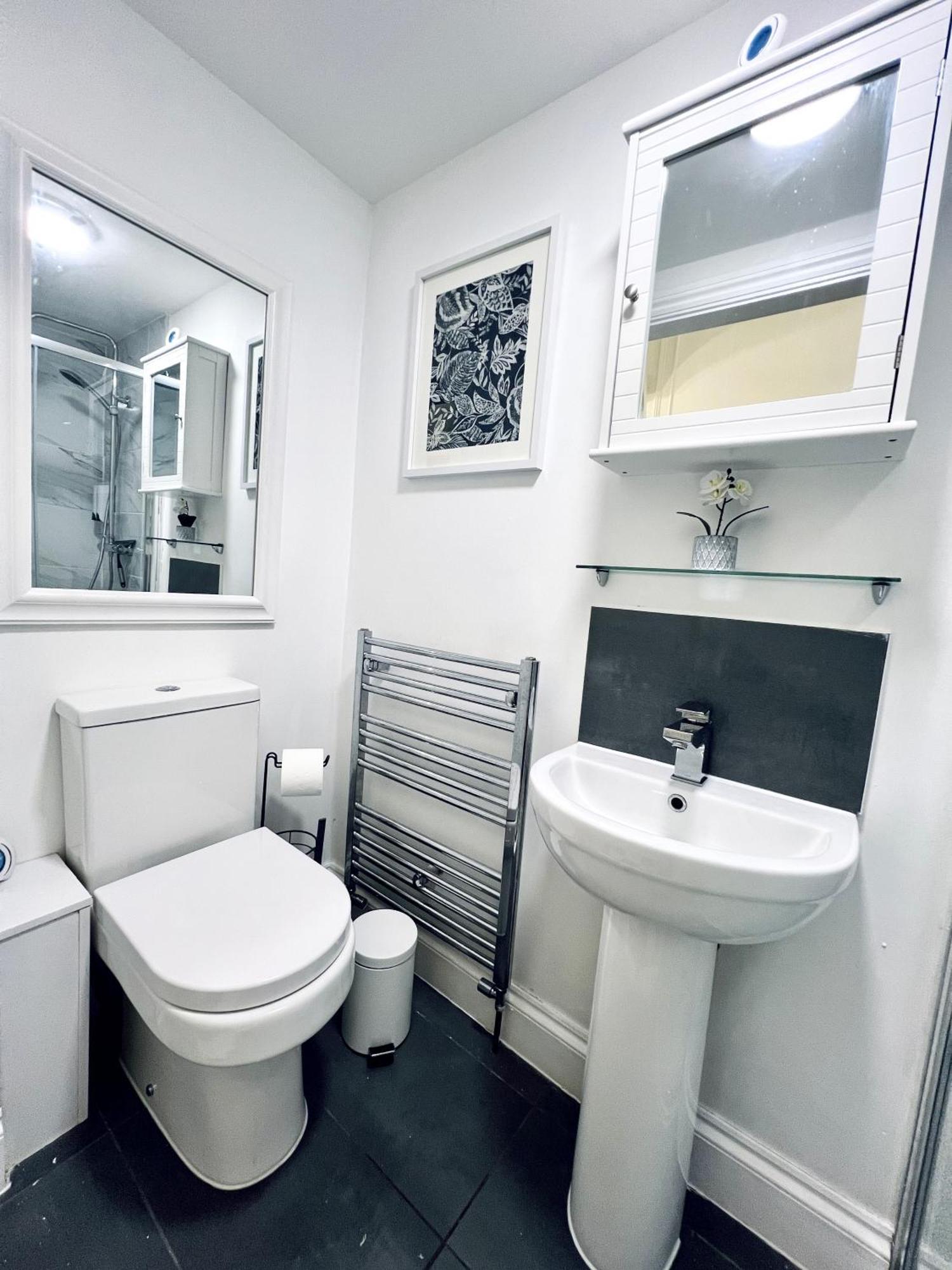 Flat 3 Marine Parade House, 1 East Cliff - Next To Port, White Cliffs, Beach, Castle * Dover