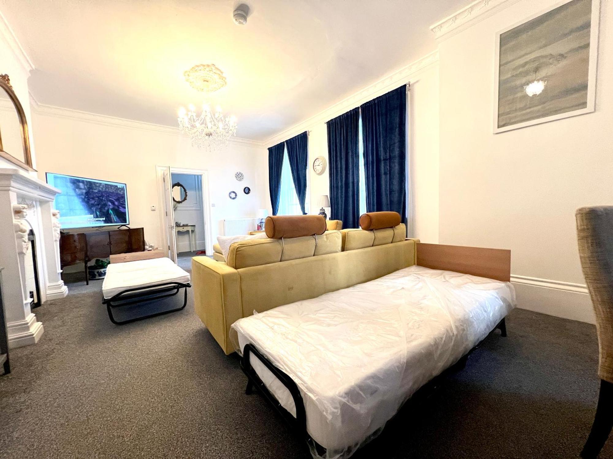 Flat 3 Marine Parade House, 1 East Cliff - Next To Port, White Cliffs, Beach, Castle Apartment Dover